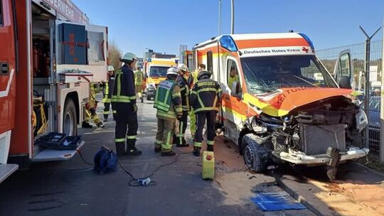 Die alarmierte Feuerwehr kümmerte sich um die auslaufenden Betriebsstoffe und klemmte die Batterien ab.