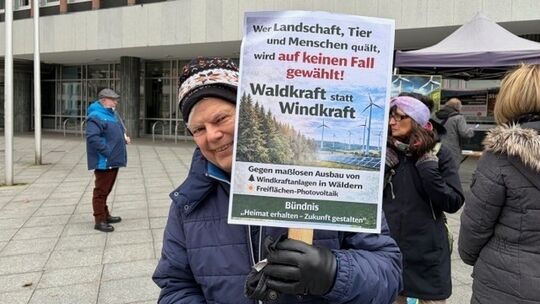 Unter dem Motto "Waldkraft statt Windkraft" demonstrieren Anhänger mehrerer Bürgerinitiativen und Bündnisse gegen den Ausbau von