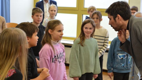 Bei seinem Antrittsbesuch im Landesmusikgymnasium in Montabaur nutzte Bildungsminister Sven Teuber jede Möglichkeit, mit den Sch