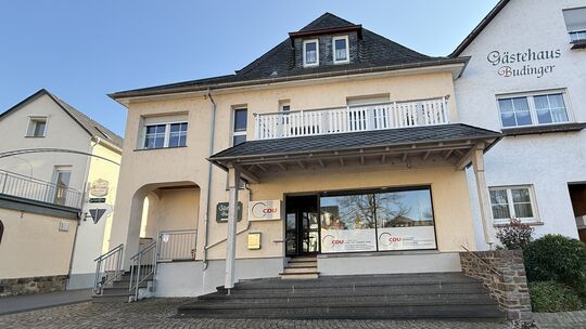 Mitten in Bullay ist die Geschäftsstelle der CDU Cochem-Zell. Die Polizei fahndet nach einem Mann, der dort randaliert hat.