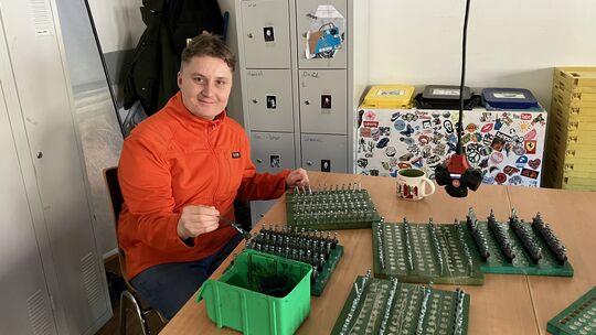 Dimitri Rosseel an seinem Arbeitsplatz in der Werkstatt für Montage und Verpackung in Ebernach. Seine Stimme für die Landtagswah