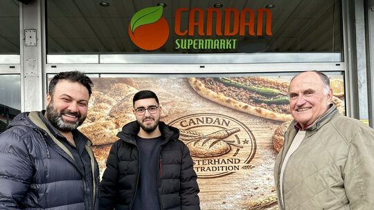 Gute Laune: Der Beigeordnete der Stadt Ransbach-Baumbach, Berthold Steudter (rechts), kam zufällig beim Pressetermin mit Süleyma