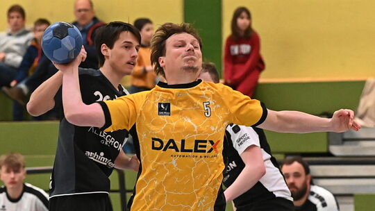 Wissens Niklas Diederich (am Ball) erzielte gegen die Bad Emser Reserve ein Treffer.