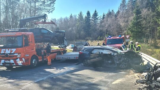Bei einem schweren Unfall auf der B412 sind drei Menschen schwer verletzt worden.