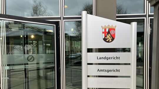 Der Eingang zum Landgericht in Koblenz. Dort muss sich ein 26-Jähriger von der Rheinschiene wegen versuchten Totschlags verantwo