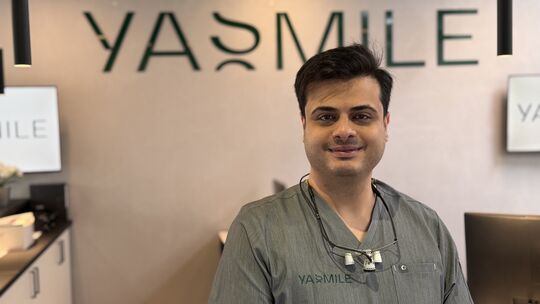 Zahnarzt Ali Abedi in seiner Praxis in Kirn.