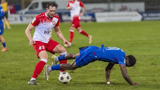 Florian Mayer (links) und die Sportfreunde Siegen zwangen zuletzt im Heimspiel den Wuppertaler SV um SFS-Leihgabe Josue Santo (i