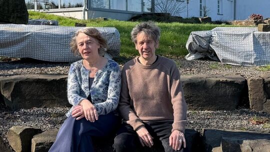 Dorothe Ruth Marzinzik und Daniel Diestelkamp sitzen vor dem Kunsthaus Wäldchen, wo eigentlich in diesem Jahr zum 6. Mal das Ope