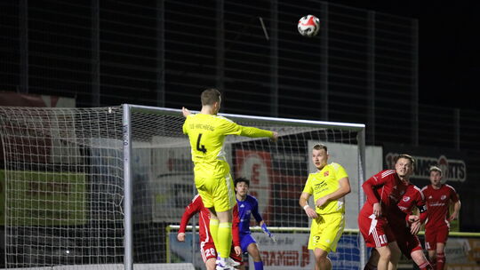 Eine Variante, die der TuS Kirchberg (hier in Gelb von links mit Tim Reifenschneider und 1:0-Torschütze Nico Wilki) immer wieder