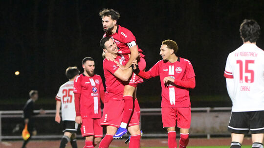 Jubel beim Ahrweiler BC (rote Trikots): Der Tabellenführer fegte den FV Immendorf mit 8:1 vom Platz und verteidigt damit Positio