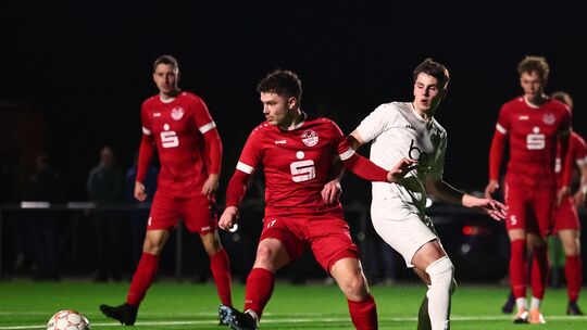 Immendorfs Jannik Jarski (rotes Trikot) ist in dieser Situation handlungsschneller als Andernachs Filip Reintges. Gerade in Hälf