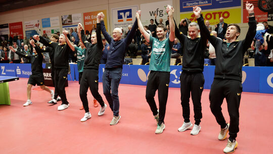 Lange mussten sie warten, doch jetzt kommen aus dem Feiern nicht heraus: Drei Tage nach dem 3:1 gegen Borussia Dortmund setzte s