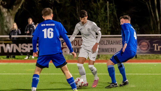 Der Linzer Adis Siljkovic (in Weiß) traf beim 5:0 gegen den VfB Wissen um (von links) Tom Zehler und Routinier Mario Weitershage