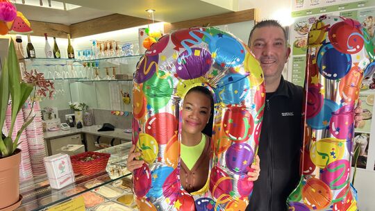 Zehn Jahre feierte das Eiscafe Sardegna in Nahbollenbach am Wochenende: Darüber freuen sich Inhaber Gabriele Murino und Lebensge