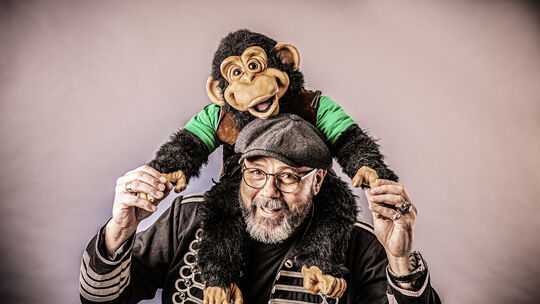 So kennt man ihn: Frank Lorenz mit Affe Charly. Die Karriere begann 2015 mit einem Auftritt beim RTL-"Supertalent". Nun zwingt d