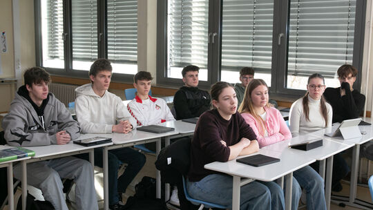 Als hilfreich empfanden die Schülerinnen und Schüler eine Podiumsdiskussion mit den Direktkandidaten im Gymnasium.