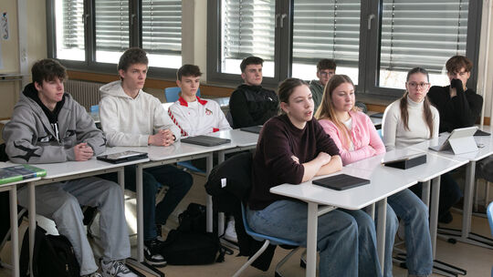 Als hilfreich empfanden die Schülerinnen und Schüler eine Podiumsdiskussion mit den Direktkandidaten im Gymnasium.