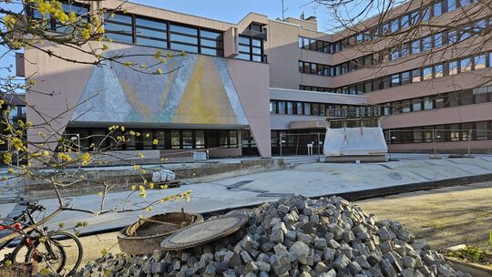 Abgetragene Steine, Abdeckungen und Absperrungen: Die prägen zurzeit das Bild der Bad Kreuznacher Kreisverwaltung. Aktuell wird