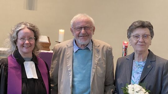 Die Eheleute blicken auf ihre Hochzeit vor 65 Jahren zurück. Auf dem Foto ist Pfarrerin Metje Steinau zu sehen. Sie hatte den D