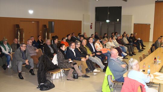 Viele Zuhörer waren zu der Sondersitzung nach Neustadt gekommen.