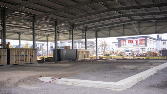 Wo hier im Vordergrund noch Schotter liegt, sollen Koblenzer im Sommer bereits Padel-Tennis spielen können.