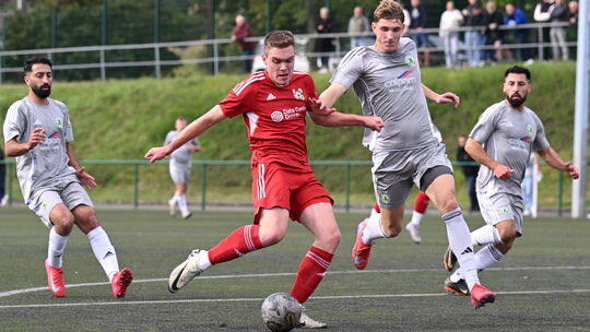 Justin Nagel (in Rot), der Niederroßbachs Trainer Metin Kilic aus gemeinsamen Zeiten bei den Eisbachtaler Sportfreunden kennt, e