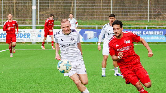 David Gläser (in Weiß) und die SG Westerburg wollen gegen die SG Lautzert wieder so entschlossen zur Sache gehen, wie beim ärger