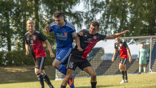 In Gemünden stehen sich am Sonntag (14.45 Uhr) die Tabellennachbarn SG Dickenschied/Gemünden (in Rot-Schwarz, von links mit Raph
