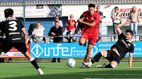 In der Hinrunde musste die SG 06 Betzdorf (schwarze Trikots) eine Menge Einsatz zeigen, ehe der knappe Sieg bei der SG St. Katha