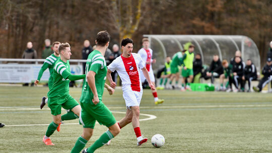 Deniz Dal (rot-weißes Trikot) wechselte im Winter vom hessischen Gruppenligisten TSG Wieseck zu den Sportfreunden Eisbachtal und