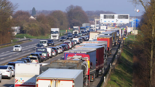 Auf der A61 ist es am Donnerstagmorgen zu einem Unfall gekommen, der einen langen Stau verursacht hat.