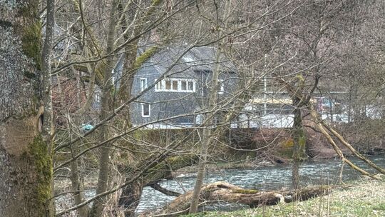 Laut einheimischen Spaziergängern soll das Kind an dieser Stelle in die Sieg geraten sein.