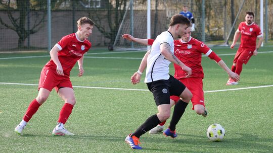 Nach dem 0:0 beim SSV Heimbach-Weis hofft der SV Roßbach/Verscheid (rote Trikots) im Heimspiel gegen den VfL Wied Niederbieber a