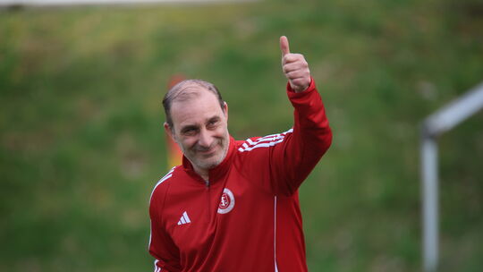 Am liebsten wäre Marco Reich, wenn bei allen Spielern seiner Mannschaft auch für die kommende Saison der Daumen nach oben ginge.