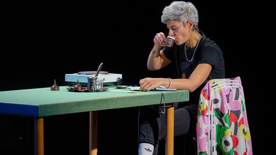 Vom Küchentisch aus betrachtet Rania Mleihi gemeinsam mit dem Publikum Bilder ihres Lebens in Deutschland und Damaskus in "My Pe