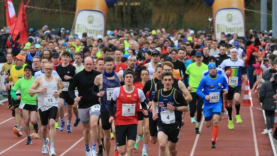 Moritz Beinlich (Startnummer 1) setzte sich gleich nach dem Start des Zehn-Kilometer-Rennens des 14. Schweicher Fährturmlaufs an