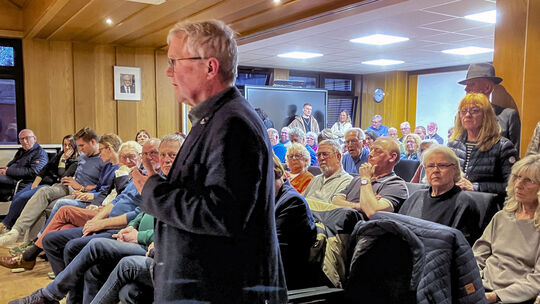 Volles Haus im Sitzungssaal des Simmerner Rathauses als es um den Standort der künftigen katholischen Kita ging: Eltern, Mitarbe