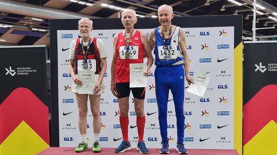 Bei der Siegerehrung des 400-Meter-Rennens der Altersklasse M80 nahm Herbert Brück aus Laubach in der Eifel (rechts) hinter Sieg