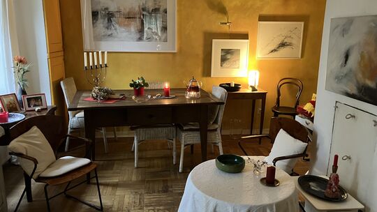 Der Essbereich lädt zum Verweilen ein. Hier sitzt die Familie abends gern zusammen.