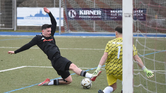 Seit der Winterpause in starker Form: Marc Giselbrecht (links), der Torjäger der SG Meisenheim.