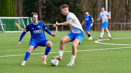 Levin Gerhardt (rechts, hier beim 2:0-Sieg in Höhr-Grenzhausen im Zweikampf mit Louis Zimmerschied) ist einer der beiden Wintern