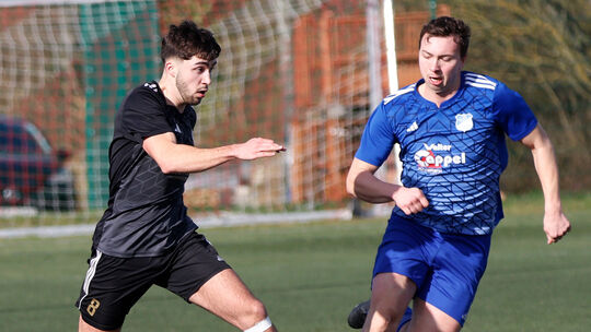Volle Fahrt voraus: Emilio Becker (schwarzes Trikot) und der SV Winterbach wollen in Baumholder überraschen.