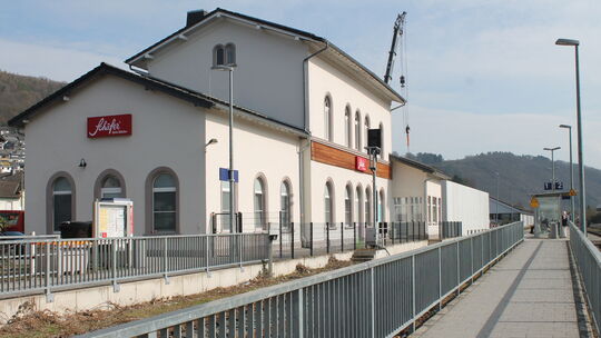 Heute geht es über den Mittelbahnsteig zu den Zügen in Richtung Koblenz oder Limburg. Vor einem Jahrzehnt musste am Empfangsgebä
