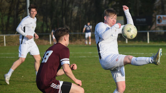 Abwehrchef Paul Protzel (rechts) und der TuS Hackenheim wollen bei der TSG Trippstadt einen Dreier einfahren.