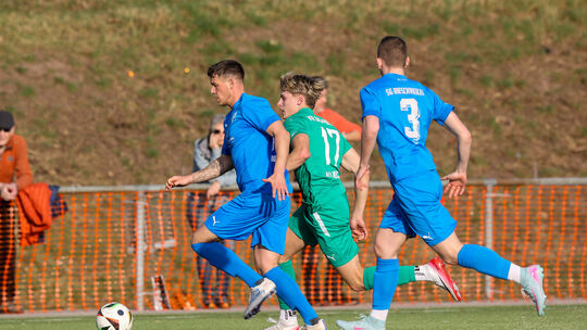 Fineas Allnoch (Mitte) setzt hier Weltmeister Erik Durm von der SG Rieschweiler unter Druck. Der junge Goalgetter des VfR Baumho