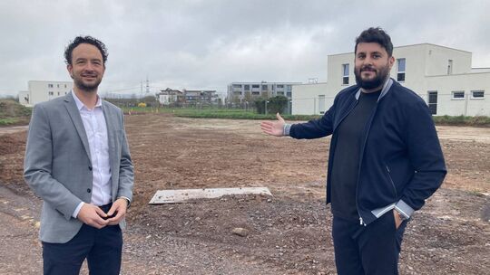 Dominik Weirich (links), Bereichsleiter Immobilien und Vertriebsmanagement der Sparkasse Mittelmosel - Eifel Mosel Hunsrück, und