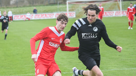 Mit seinen Flankenläufen stets ein belebendes Element der SG Hüffelsheim: Tim Krafft (rotes Trikot).
