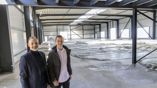 Peter Hüsch (links) und sein Sohn Enrique Hüsch freuen sich auf den bevorstehenden Umzug ihrer Firma Hüsch GmbH Print Technology
