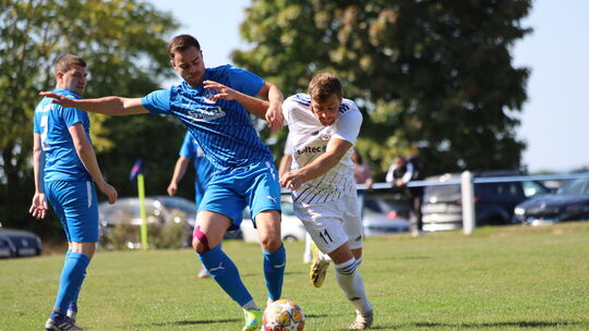 Am Sonntag (14.45 Uhr) treffen auf dem Lauderter Hartplatz die SG Laudert/Lingerhahn/Horn/Kisselbach (in Weiß mit Janis Weber) u