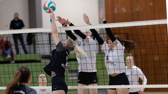 Auch auf eine gute Defensivarbeit wird es für die Volleyballerinnen des TV Vallendar (helle Trikots) ankommen.